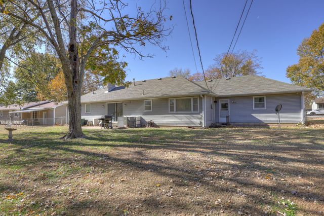 1910 Wynwood Drive, Carthage, MO 64836