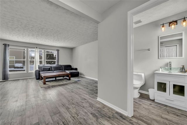 558 Lenox Court, Broadview Heights, OH 44147