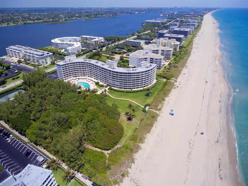 Image 10 of property listing at 2774 S Ocean Boulevard 106, Palm Beach, FL 33480