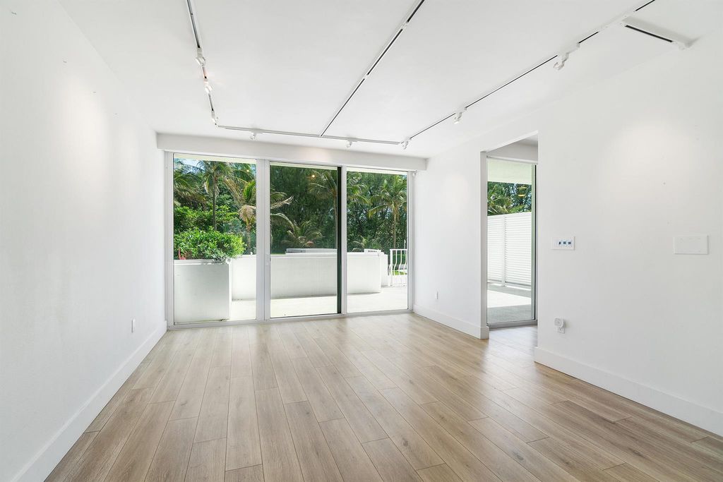 Image 12 of property listing at 2774 S Ocean Boulevard 106, Palm Beach, FL 33480