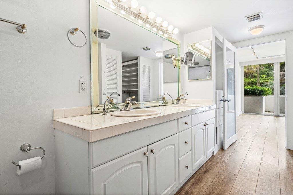 Image 15 of property listing at 2774 S Ocean Boulevard 106, Palm Beach, FL 33480