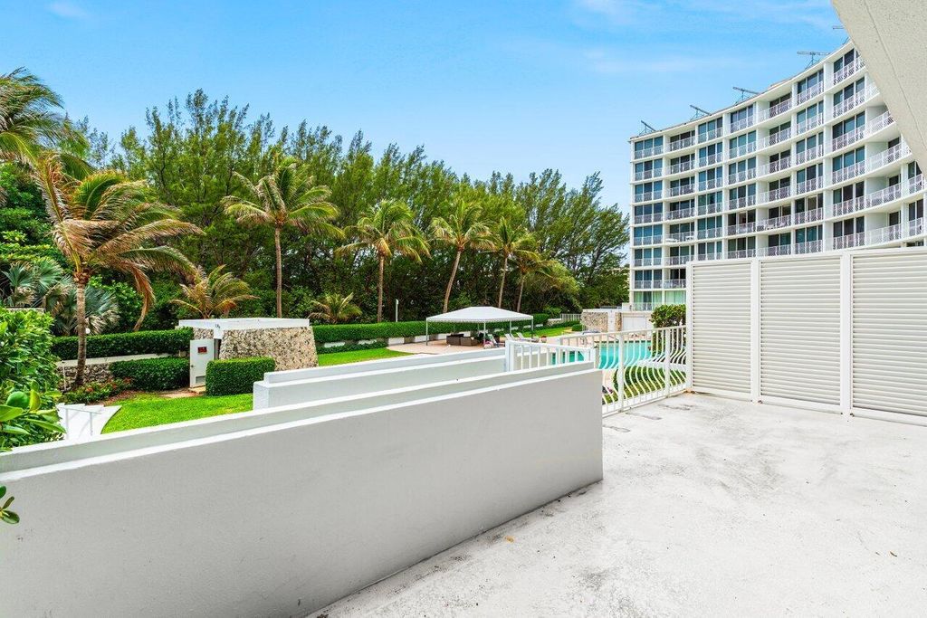 Image 18 of property listing at 2774 S Ocean Boulevard 106, Palm Beach, FL 33480