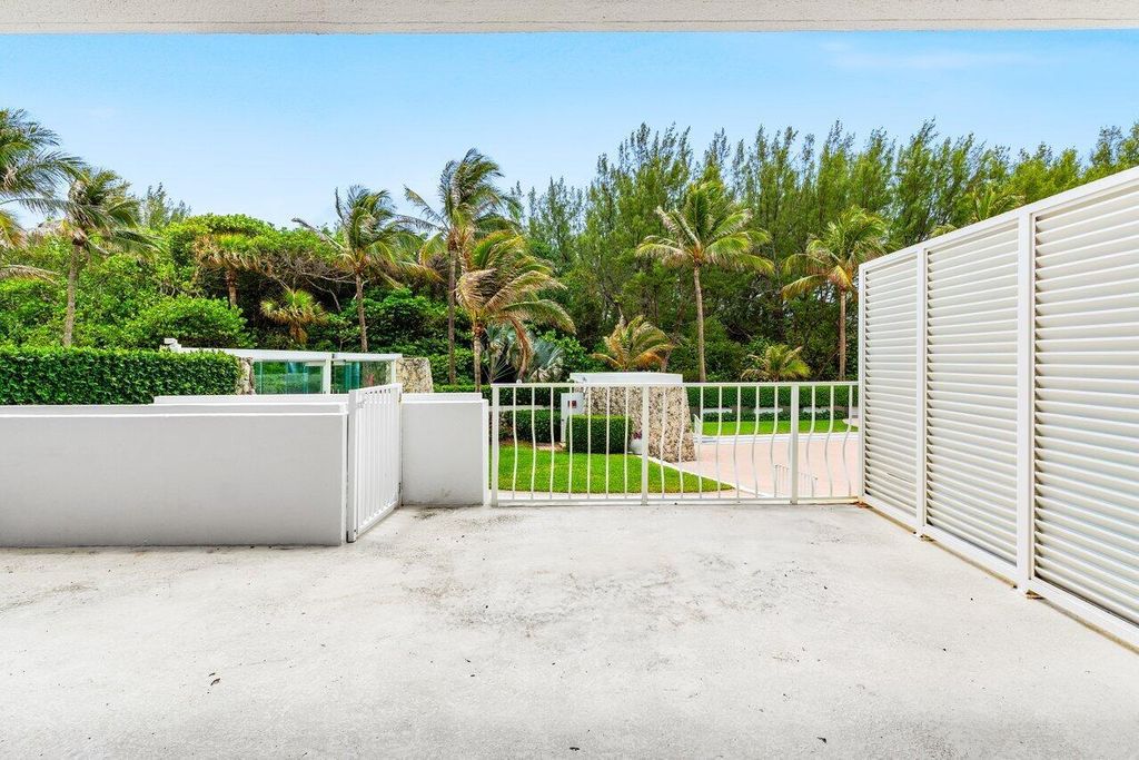 Image 19 of property listing at 2774 S Ocean Boulevard 106, Palm Beach, FL 33480