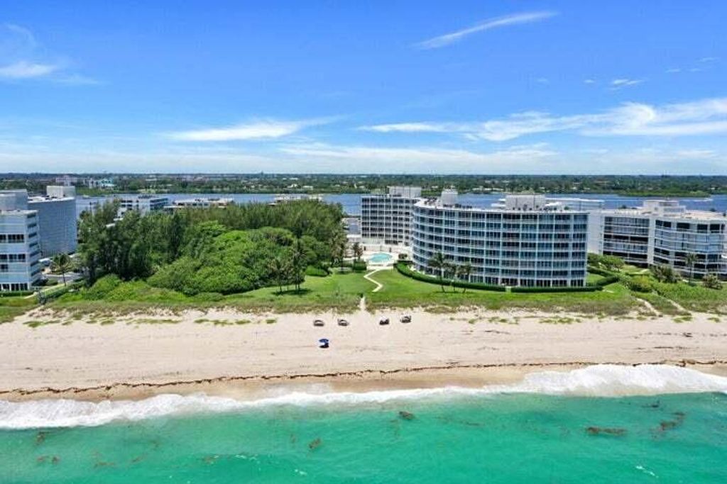 Image 2 of property listing at 2774 S Ocean Boulevard 106, Palm Beach, FL 33480