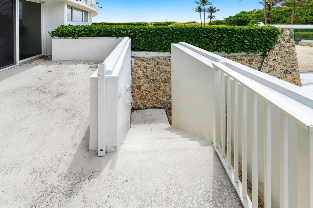 Image 21 of property listing at 2774 S Ocean Boulevard 106, Palm Beach, FL 33480