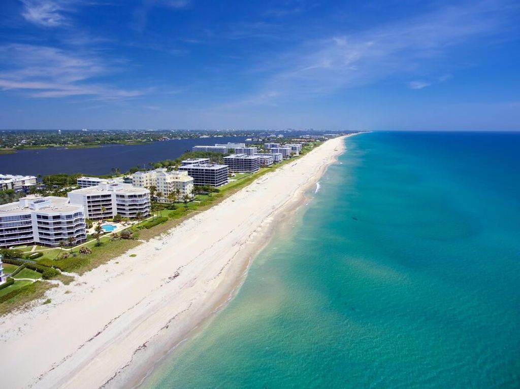Image 32 of property listing at 2774 S Ocean Boulevard 106, Palm Beach, FL 33480