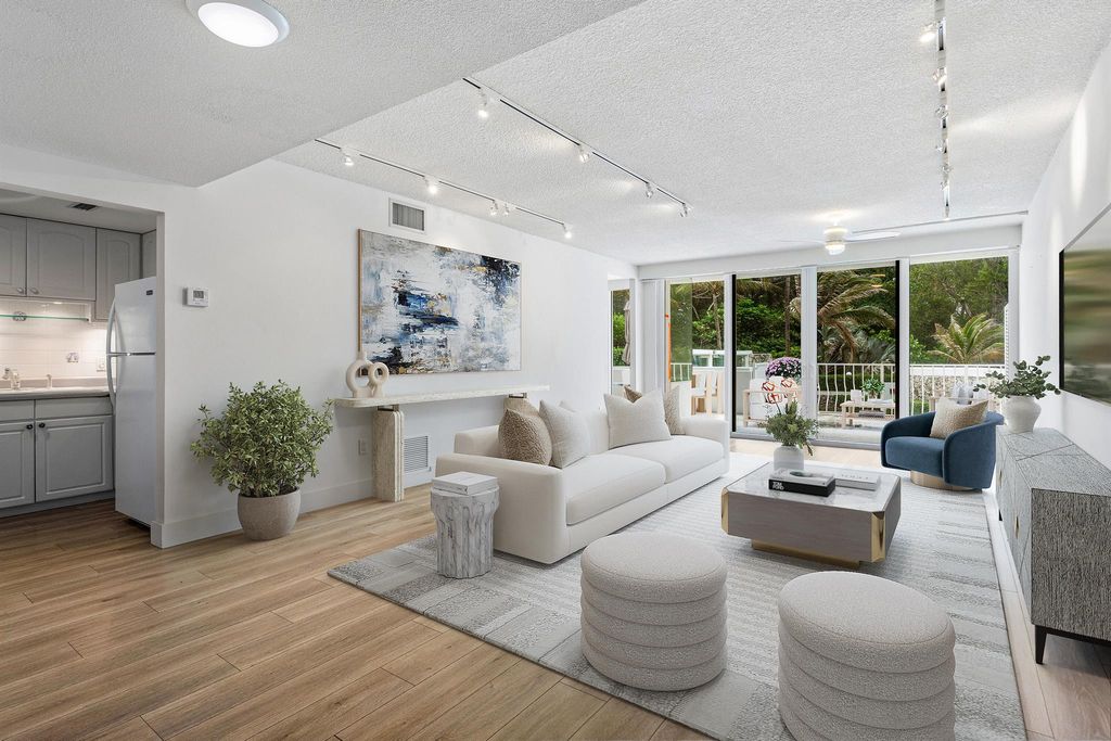 Image 4 of property listing at 2774 S Ocean Boulevard 106, Palm Beach, FL 33480