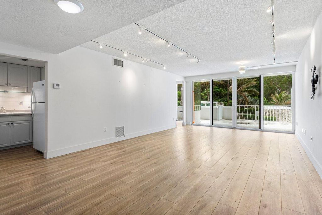 Image 5 of property listing at 2774 S Ocean Boulevard 106, Palm Beach, FL 33480