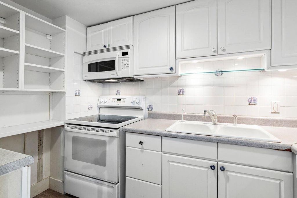 Image 9 of property listing at 2774 S Ocean Boulevard 106, Palm Beach, FL 33480