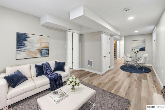 7205 Minne Lusa Boulevard, Omaha, NE 68112