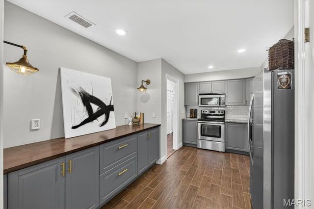 8030 Pershing Avenue, St Louis, MO 63105