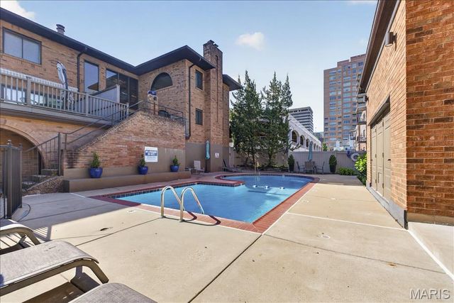 8030 Pershing Avenue, St Louis, MO 63105