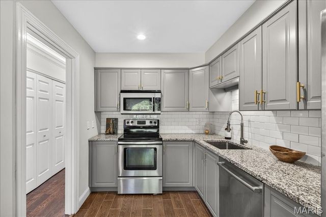 8030 Pershing Avenue, St Louis, MO 63105