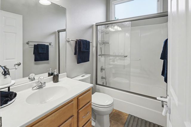 5900 Century Way E, Johnston, IA 50131