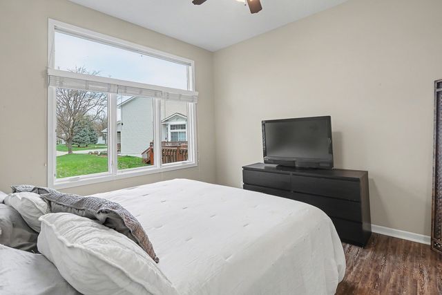 5900 Century Way E, Johnston, IA 50131