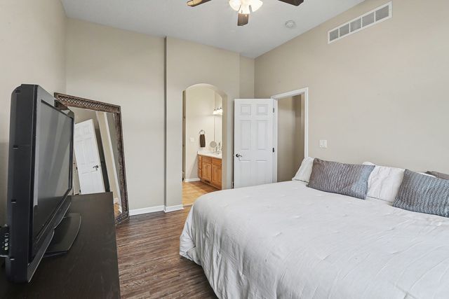 5900 Century Way E, Johnston, IA 50131