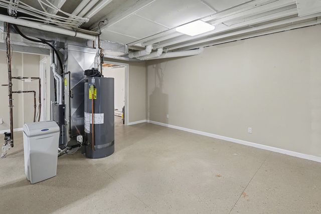 5900 Century Way E, Johnston, IA 50131