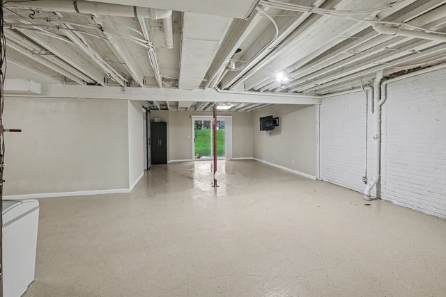 5900 Century Way E, Johnston, IA 50131