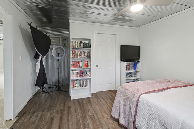 5900 Century Way E, Johnston, IA 50131