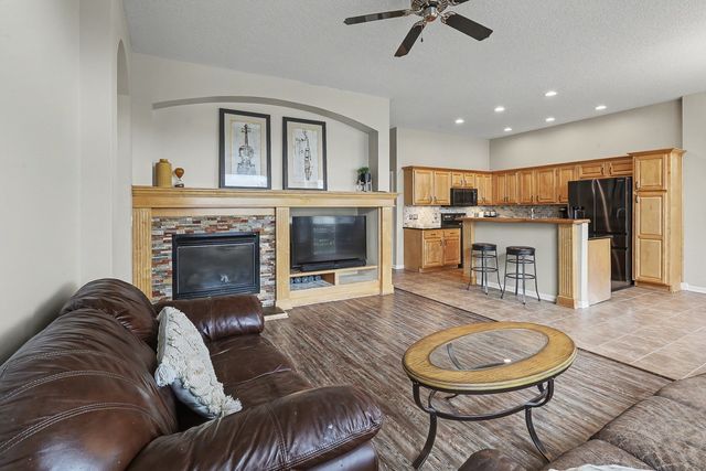 5900 Century Way E, Johnston, IA 50131