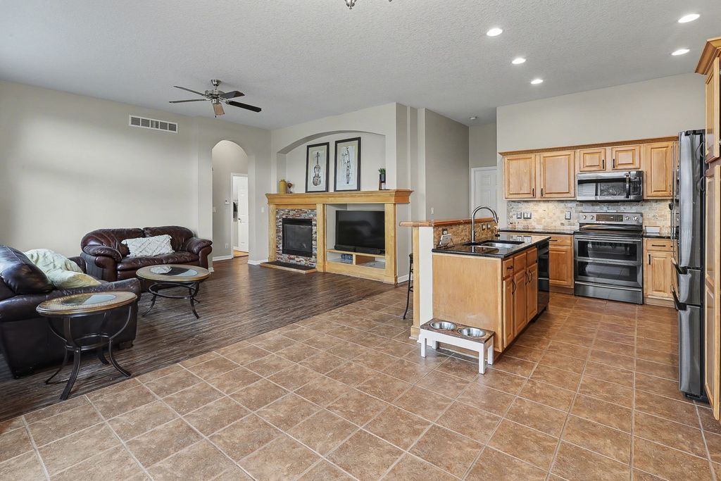 5900 Century Way E, Johnston, IA 50131