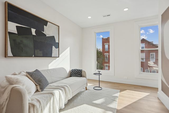 1310 W Erie Street 2, Chicago, IL 60642