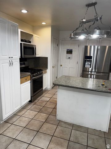 2284 W ZIONS DR, Taylorsville, UT 84129