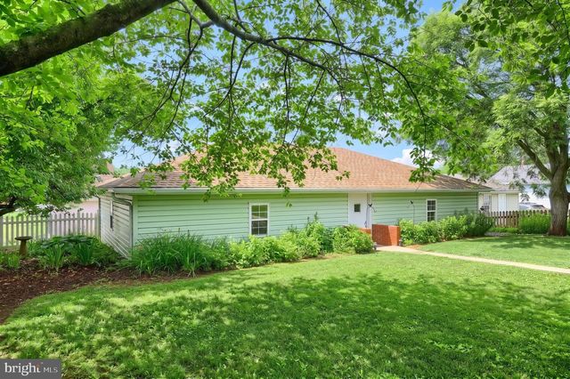 8 N 4TH ST, Mount Wolf, PA 17347