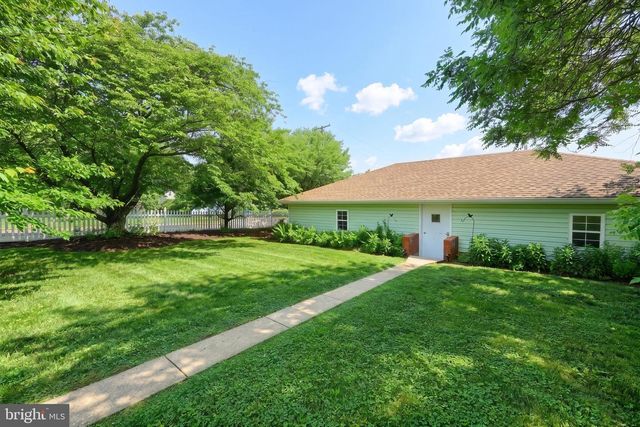 8 N 4TH ST, Mount Wolf, PA 17347