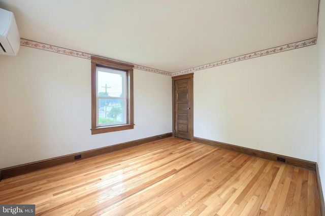 8 N 4TH ST, Mount Wolf, PA 17347