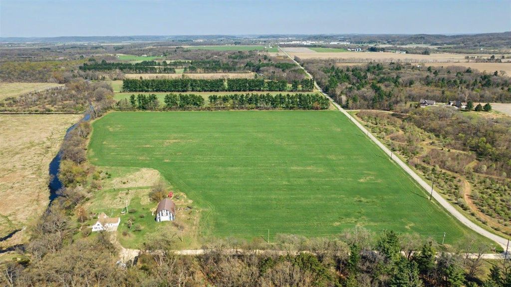 7571 McKinney Road, Mazomanie, WI 53560