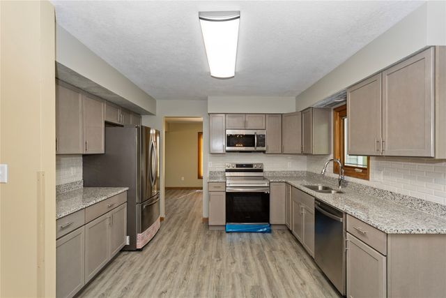 4801 Westbrooke Place, West Des Moines, IA 50266