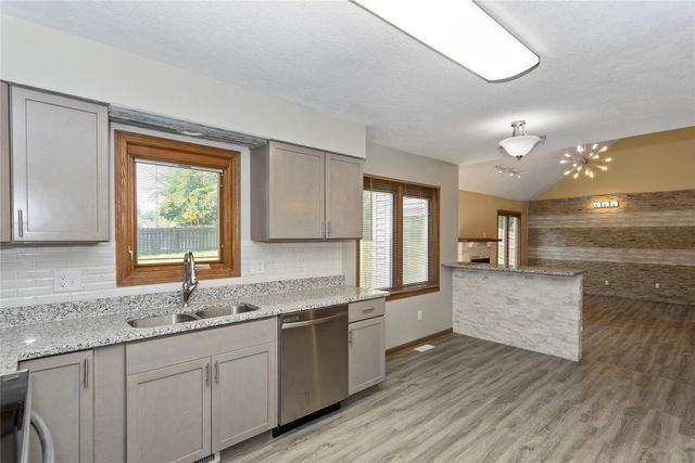 4801 Westbrooke Place, West Des Moines, IA 50266