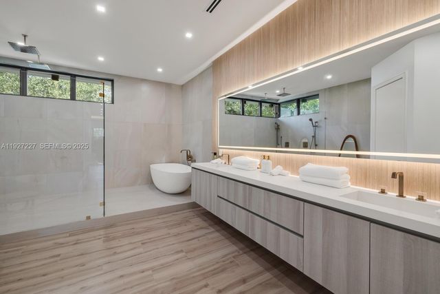 11143 NE 8th Ave, Biscayne Park, FL 33161