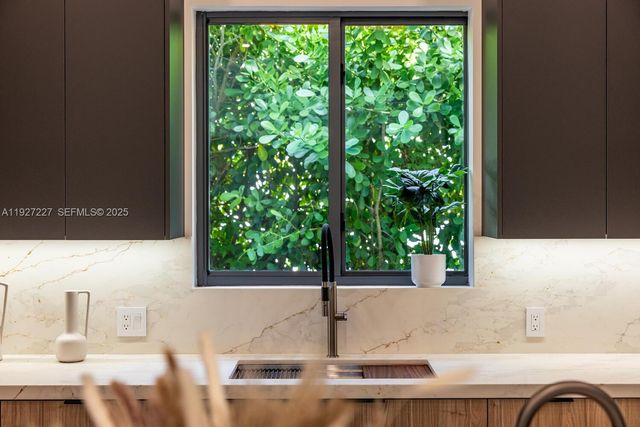 11143 NE 8th Ave, Biscayne Park, FL 33161