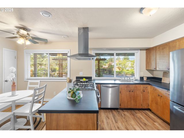 1386 Se 37TH Ave, Hillsboro, OR 97123