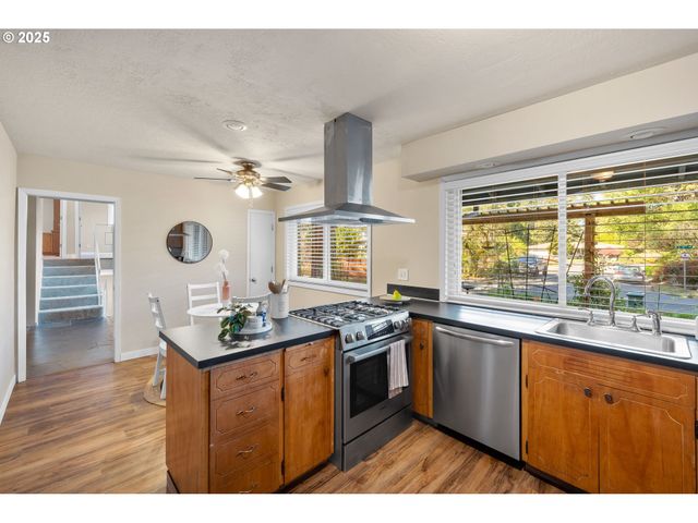1386 Se 37TH Ave, Hillsboro, OR 97123