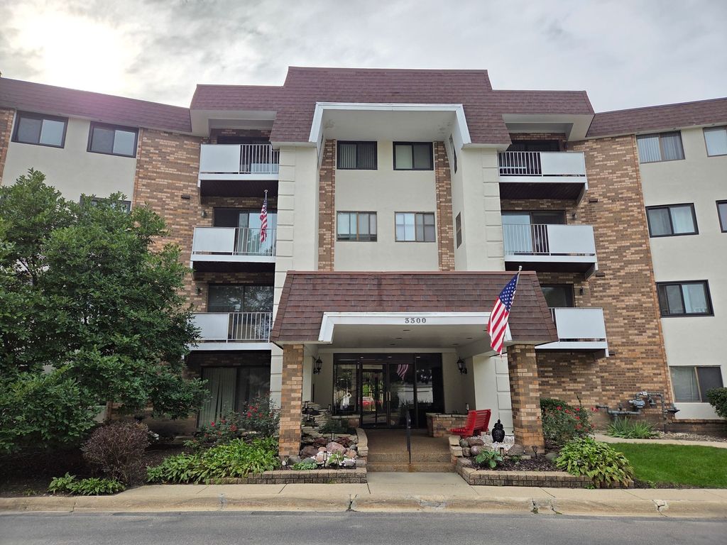 3300 N Carriageway Drive 211, Arlington Heights, IL 60004 — exterior