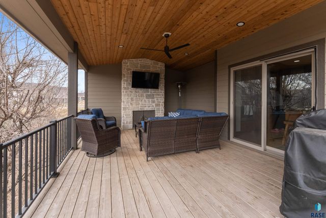 9005 E Torrey Pine Cir, Sioux Falls, SD 57110