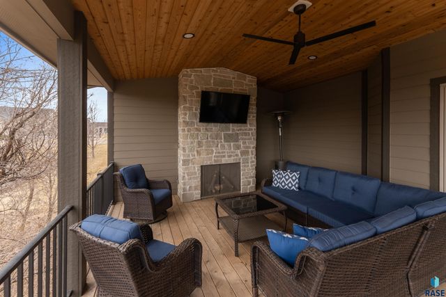 9005 E Torrey Pine Cir, Sioux Falls, SD 57110