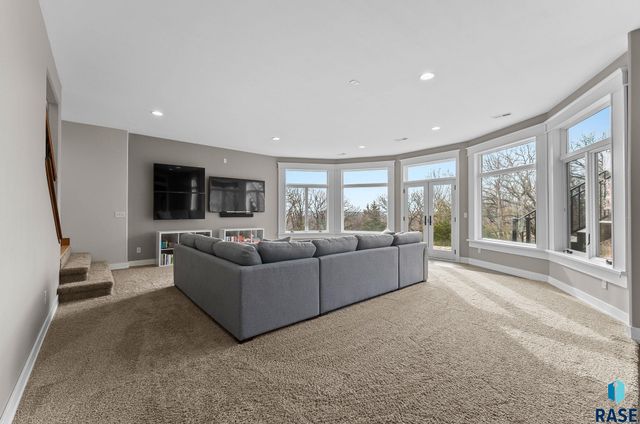 9005 E Torrey Pine Cir, Sioux Falls, SD 57110