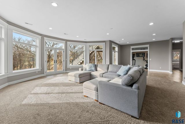 9005 E Torrey Pine Cir, Sioux Falls, SD 57110