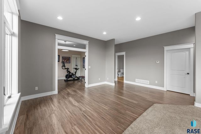 9005 E Torrey Pine Cir, Sioux Falls, SD 57110