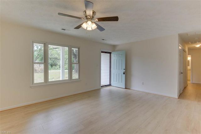 6881 Michael LN, Hayes, VA 23072