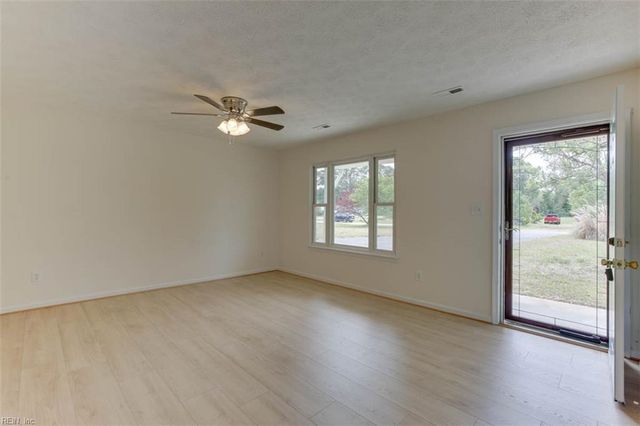 6881 Michael LN, Hayes, VA 23072