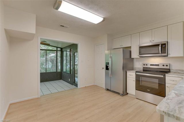 6881 Michael LN, Hayes, VA 23072