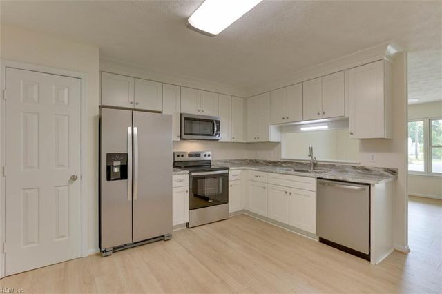 6881 Michael LN, Hayes, VA 23072