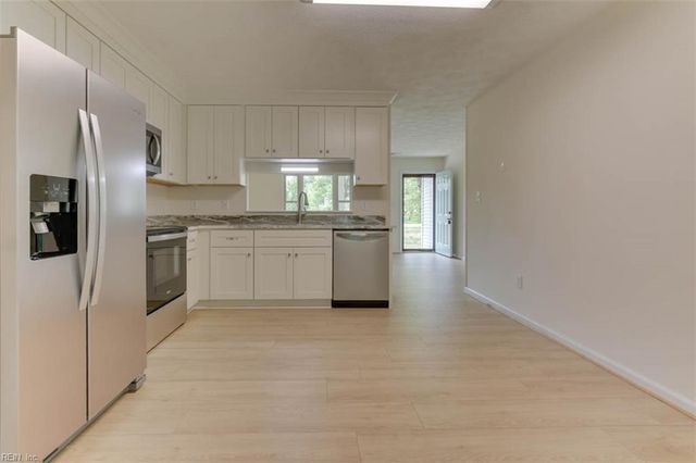 6881 Michael LN, Hayes, VA 23072