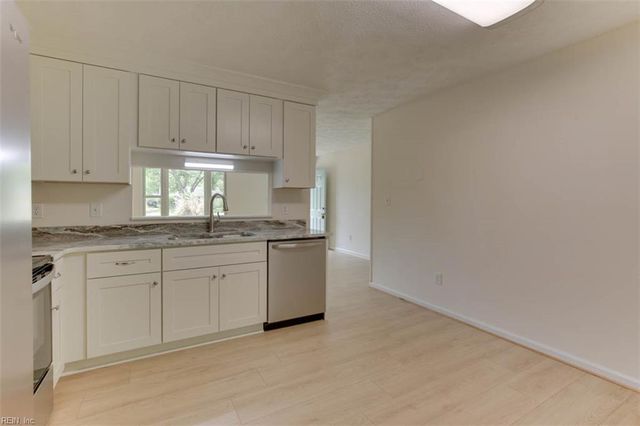 6881 Michael LN, Hayes, VA 23072