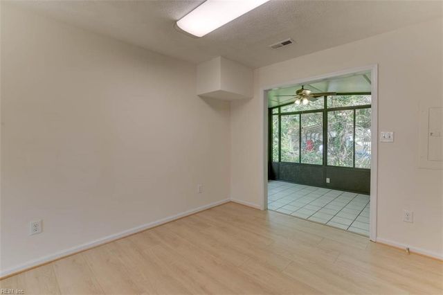 6881 Michael LN, Hayes, VA 23072